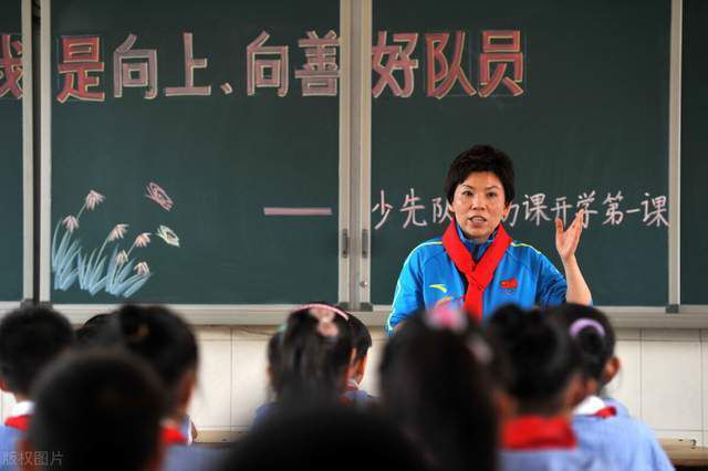 不能不说全部三部凑在一路只能用美满来形容，第一步像餐前小点让你对后面无穷等候，第二部像正菜，味道奇尽，哲学意味最强，不管从人物仍是台词都是灿艳鬼怪的，而第三部更像最后的汤品，是最原始的食品味道，往失落一切雕饰和引子，直达主题，没有任何空话，除里面的蝙蝠飞机，一切打斗都是真实的。